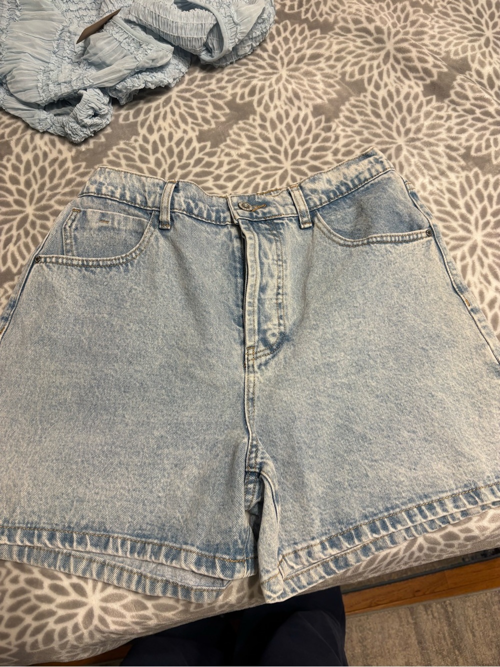 Vestique Light/medium Wash Denim Women's Shorts